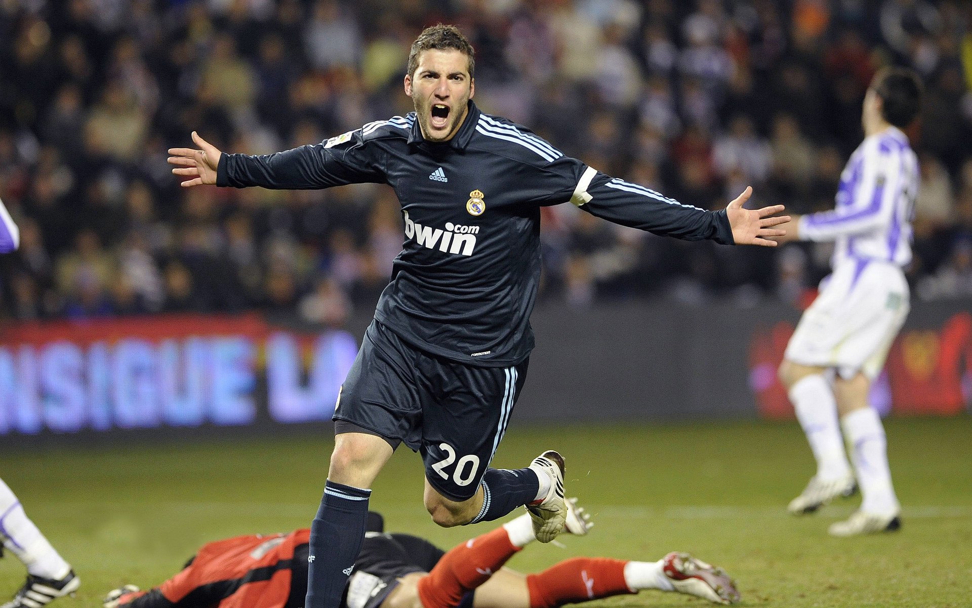 “全力出击！四川省体育馆自由搏击选手激战正酣”