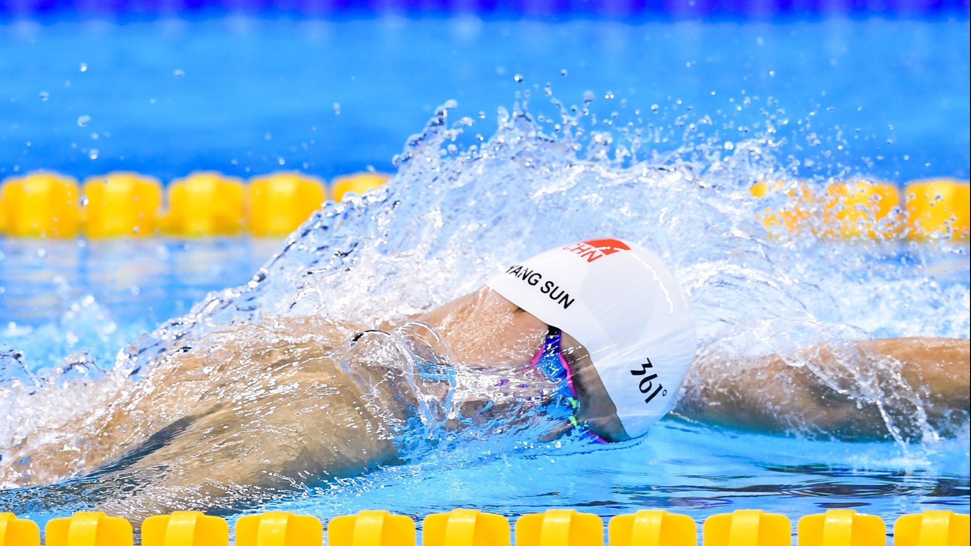 “武汉马拉松：跑者们用脚步诠释极限精神”