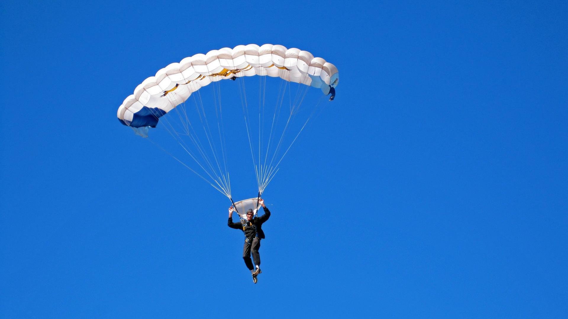 “武汉马拉松：跑者们用脚步诠释极限精神”