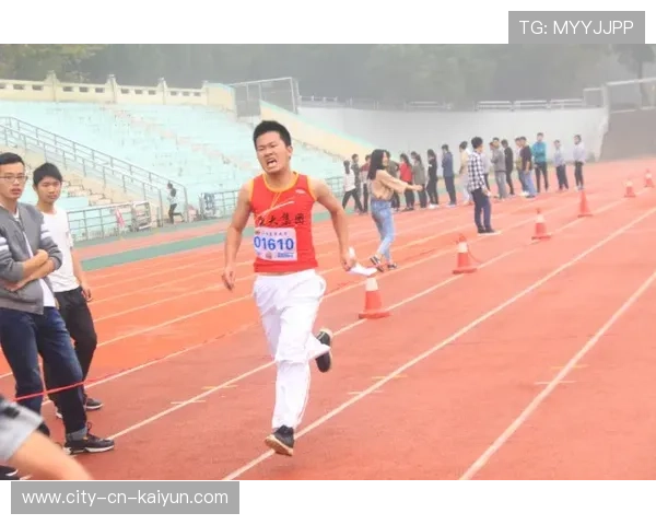 “东部新区定向越野：运动员在迷雾中寻觅胜利”